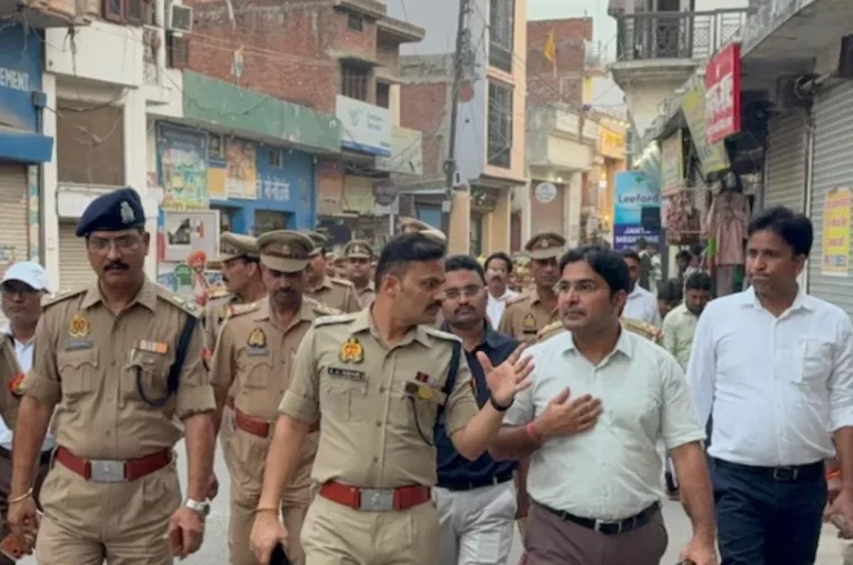 CM योगी का मैसेज मिलते ही सड़को पर उतरे अफसर, DM और SP ने किया पैदल मार्च