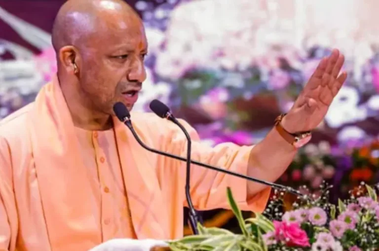 ‘ढाई करोड़ की कार से आकर 45 रुपये का गमला चुरा लेते हैं’, CM योगी का तंज