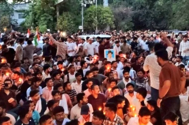 भर्ती परीक्षाओं में गड़बड़ी और पेपर लीक के खिलाफ छात्रों का प्रदर्शन, निकाला कैंडल मार्च