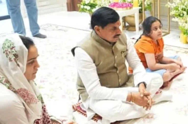 अपर्णा यादव के घर पहुंचे मध्य प्रदेश के मुख्यमंत्री मोहन यादव, प्रतीक यादव को दी श्रद्धांजलि