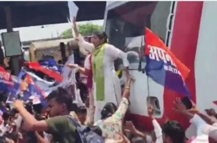 लखनऊ में पल्लवी पटेल ने इंजन पर चढ़कर रोकी ट्रेन; UGC नियम लागू करने की मांग तेज