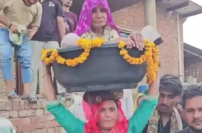 95 वर्षीय सास को सिर पर बैठाकर ब्रज परिक्रमा कर रही हरियाणवी गायिका, सेवा और समर्पण की मिसाल बनी सास-बहू की जोड़ी