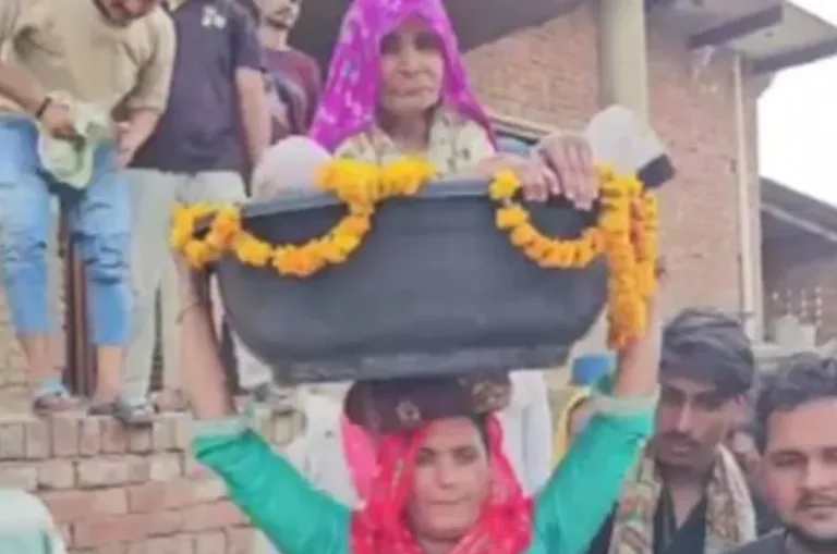 95 वर्षीय सास को सिर पर बैठाकर ब्रज परिक्रमा कर रही हरियाणवी गायिका, सेवा और समर्पण की मिसाल बनी सास-बहू की जोड़ी