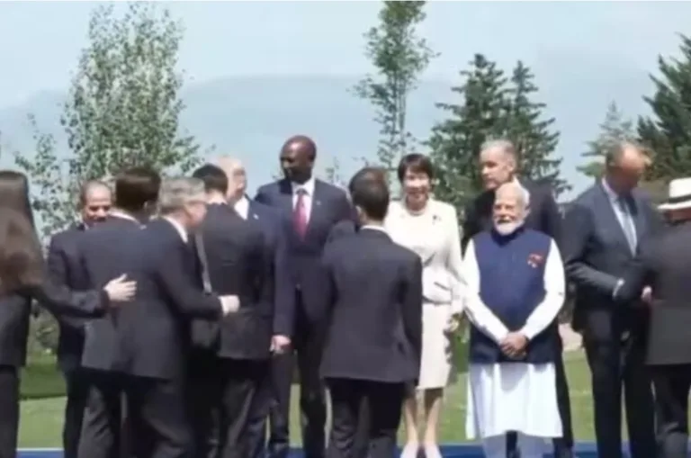 जी-7 समिट में पीएम मोदी को देखते ही गले मिलने पहुंचे ब्रिटेन के प्रधानमंत्री, वीडियो हुआ वायरल