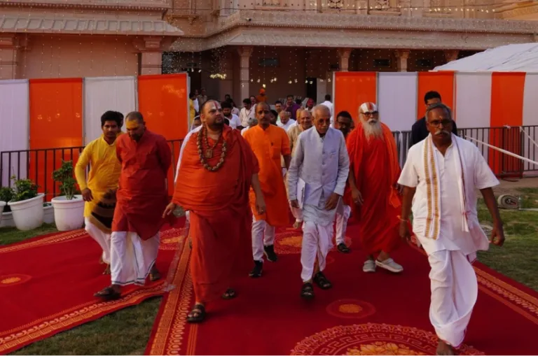 राम मंदिर में ध्वजारोहण मंच से निकला ऑल इज संदेश, चंपत राय ने संभाली कमान