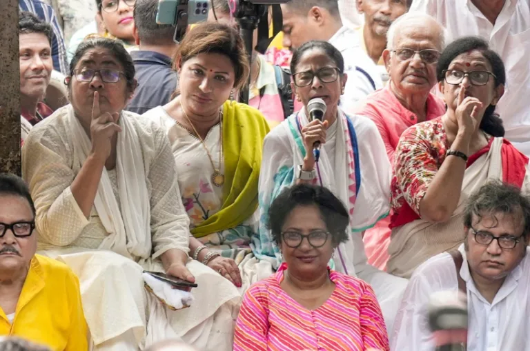 लंबे समय बाद सड़क पर उतरीं ममता बनर्जी, धरने के बीच TMC में अंदरूनी असंतोष की चर्चा तेज