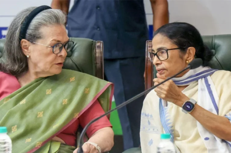 टीएमसी-कांग्रेस संबंधों को लेकर चर्चाएं तेज, विलय की अटकलों के बीच राजनीतिक हलचल