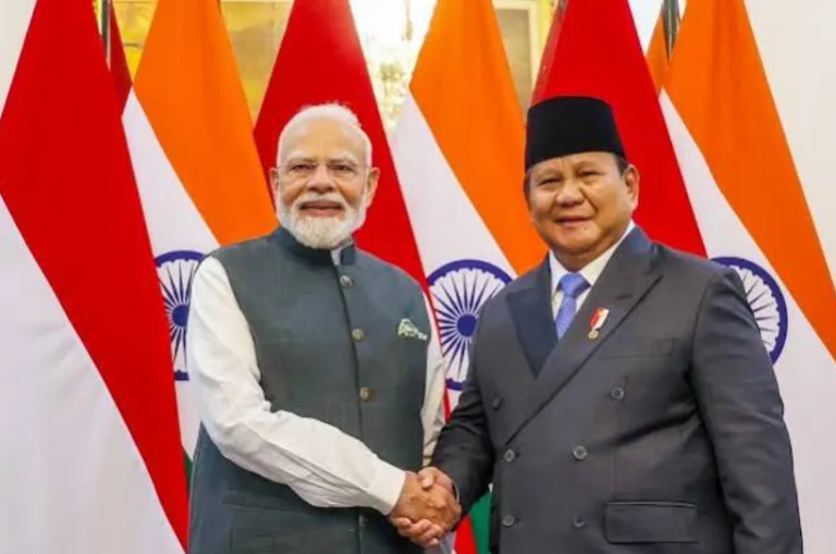 इंडोनेशिया दौरे पर पीएम मोदी को सर्वोच्च सम्मान, ब्रह्मोस और अस्त्र मिसाइल समेत कई अहम समझौतों पर बनी सहमति