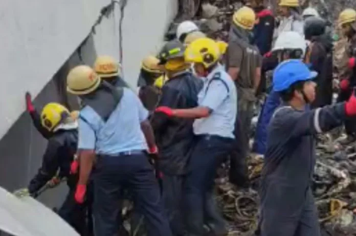 पुणे में कचरे का पहाड़ ढहने से तीन मंजिला इमारत गिरी, 16 लोगों के मलबे में फंसे होने की आशंका