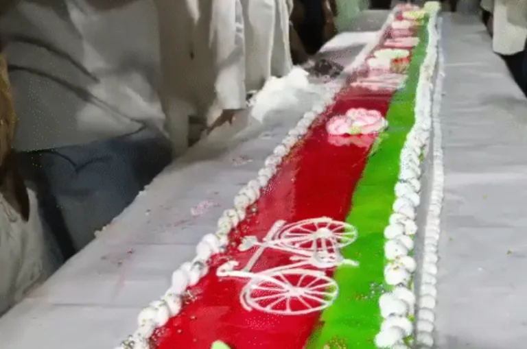 अखिलेश यादव के 53वें जन्मदिन पर कटा 53 फीट का केक, कमाल अख्तर के इस्तीफे पर रुचि वीरा ने तोड़ी चुप्पी