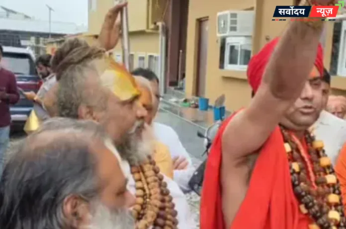 अयोध्या में संतों की बैठक को लेकर हंगामा, प्रशासन पर मिलीभगत का आरोप; लगे ‘चंदा चोरों, अयोध्या छोड़ो’ के नारे