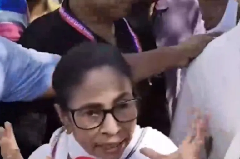 ममता बनर्जी की कार पर पत्थरों से हमला, बोलीं- शीशा खुला होता तो फट जाता सिर