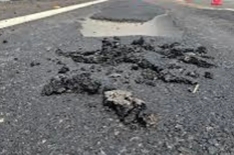 Lucknow-Kanpur Expressway: खुलते ही बदनामी का हाईवे बना लखनऊ-कानपुर एक्सप्रेसवे, एक्सपेंशन ज्वाइंट में खतरनाक दरार