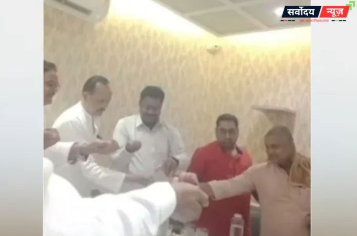 शाहजहांपुर में गंगाजल हाथ में लेकर भ्रष्टाचार की ‘कसम’? पार्षदों का वीडियो वायरल,मचा हड़कंप