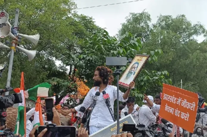 9 दिन के अनशन के बाद भी विधानसभा मार्च में पहुंचे देवेंद्र नाथ महतो, एंबुलेंस और स्ट्रेचर से छात्रों के साथ चले