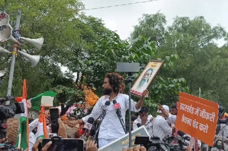 9 दिन के अनशन के बाद भी विधानसभा मार्च में पहुंचे देवेंद्र नाथ महतो, एंबुलेंस और स्ट्रेचर से छात्रों के साथ चले