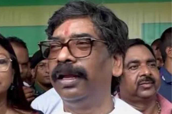 झारखंड: आंदोलनकारी छात्रों को सीएम हेमंत सोरेन का बातचीत का न्योता, सरकार का संदेश लेकर धरना स्थल पहुंचे अधिकारी