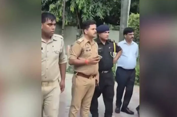 “इतनी फोर्स लगाऊंगा कि ठंडा कर दूंगा!” गोरखपुर यूनिवर्सिटी में छात्रों के प्रदर्शन के दौरान बवाल, दारोगा का धमकी भरा वीडियो वायरल;