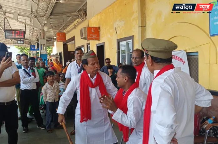 उझानी स्टेशन पर नुक्कड़ नाटक से यात्रियों को किया जागरूक, सुरक्षित रेल यात्रा का दिया संदेश