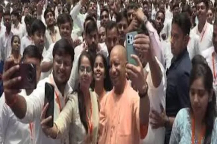 BJP का बदला प्रचार अंदाज? अब कार्यकर्ताओं की रील शेयर करेंगे CM योगी, Gen-Z तक पहुंच बनाने की तैयारी