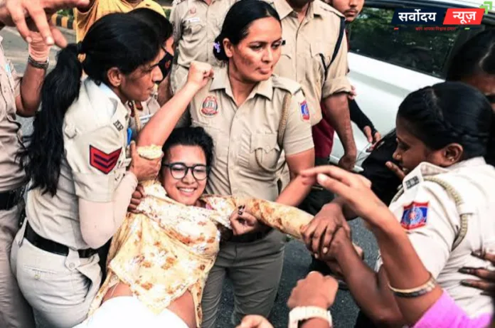 दिल्ली प्रोटेस्ट: हिरासत से छूटते ही नेहा बोरा का फूटा गुस्सा, बोलीं- हम कुत्ते, कॉकरोच या कीड़े-मकोड़े नहीं