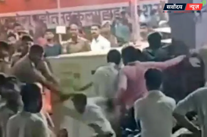 'करती हूं मैं तो प्यार सिर्फ संडे को...' गाने पर बेकाबू हुई भीड़, महिला कलाकारों से बदसलूकी का आरोप; पुलिस ने भांजी लाठी